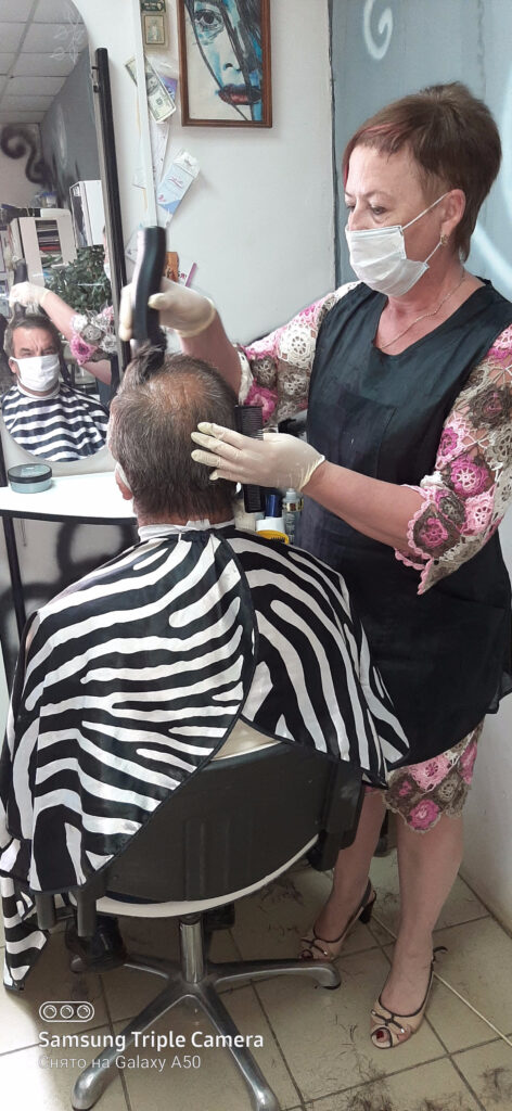 Козельский парикмахер и бизнесмен Галина Светловская уже много лет подстригает ветеранов бесплатно, а пенсионерам делает огромные скидки